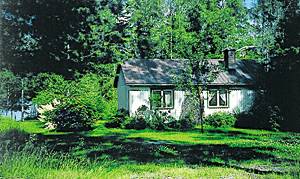  70 m fra søen Glafsfjorden ligger dette feriehus. Drikkevand hentes fra kild 200 m fra huset. Der er en vej nær huset. ...