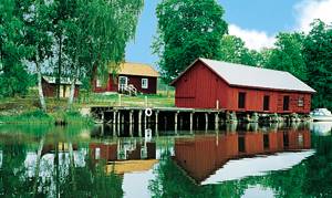  Afsides og fantastisk beliggende hus ved elv nær Vänern. Panoramaudsigt. Separat bruser og toilet. Lav loftshøjde på 1. sal. Gode fiskemlg. og båd inkl. Kulturbygd. ...