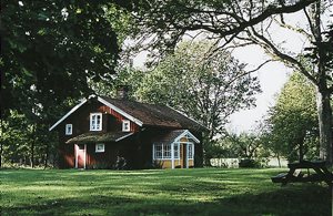 Afsidesliggende, kulturrigt hus på Dalboslätten to km fra Vänern. Vildtrigt område med elge og rådyr. Mange bær og svampe. ...