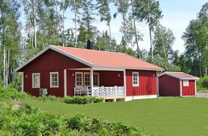  Dette herlige hus ligger lige ned til søen Foxen. Robåd med motor og kano er til rådighed. God plads. Afslut en dejlig dag på stranden med at grille jeres friskfangede fisk i solnedgangen. Det sk ...