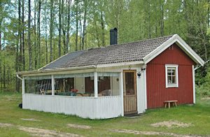  Hyggeligt lille hus med en stor græsplæne. Beliggende i det skønne Hammarö ca. 15 km syd for Karlstad. Stor udestue. Bade-/fiskemulighed i Vänern. Bad i anneks. ...