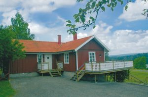 Hyggeligt hus med en stor terrasse og udsigt over søen Svan og naturen omkring. Bade- og fiskesø med rent og godt vand. Badeplads med bro. Offentlig badeplads med sandstrand og broer 400 m. Der er ...