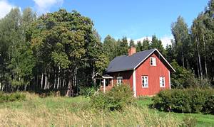  Hyggeligt vildmarkshus med rolig beliggenhed, træbeklædte vægge og Värmlandsbrændeovn i stuen. 4 km til nærmeste nabo. Fredet naturområde. Mange bær og svampe. ...