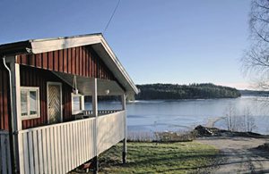  Skønt hus med panoramaudsigt over Glafsfjorden. Kun 30 m til badning og bådplads i fredfyldt område. Mange bær og svampe i området. ...