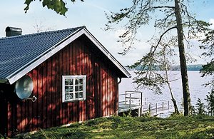  Fantastisk hus ved søbreden. Fra stuen har I panoramaudsigt over søen Ånomen. Nyd en morgensvømmetur fra broen eller fisk efter aftensmadden! ...