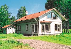 Meget hyggeligt nyere feriehus beliggende tæt ved skoven og kun 1,3 km fra søen Fryken. Smuk beliggenhed med bjerge og dybe dale og gode muligheder for at se elge og vildt direkte ved huset. Gode b ...