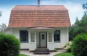  Dalslandshus med udsigt over sø, som er en del af et kanalsystem. Egen bro og båd til udflugter og fisketure. 15-20 km til vandrestier. ...