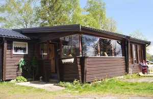 Kun 10 km fra Kil og 25 km fra Karlstad med sit rige udbud af butikker, bl.a. IKEA, kultur og fornøjelser, ligger dette hyggelige feriehus ugenert på egen søgrund med privat badeområde og robåd. ...