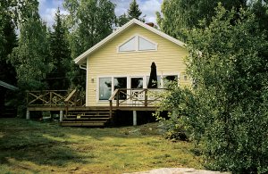 Moderne og udsøgt indrettet feriehus beliggende direkte ved Vänerns strand med gode bademuligheder. Vågn op til fuglenes sang, oplev solopgangen og -nedgang eller nyd stilheden og roen omkring dig ...