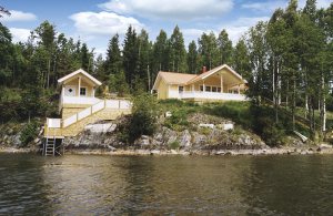 Eksklusivt, højt beliggende feriehus med flot udsigt over horisonten, fugleliv og bådtrafik direkte ved Vänern. Separat sauna med trappe direkte ned til søen. Den store sydvendte terrasse giver m ...