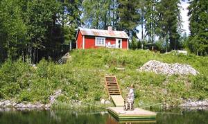 Dette hyggeligt feriehus med panoramaudsigt ligger på en strandgrund med egen badebugt ved Klarelven. Der er mulighed for at se bævere og elge. ...