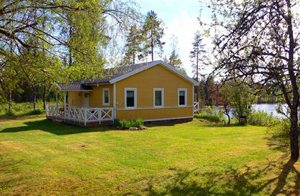 Praktisk møbleret feriehus i dyrerigt vildmarksområde med mange svampe og bær. Tæt på søsystem, hvor I har fiskeret. ...