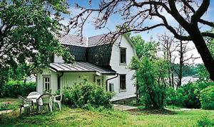  Denne hyggelige, originale villa ligger bare 10 m fra søen Nären. Der er 500 m til Skålleruds gamle trækirke. Der indgår en kano. ...
