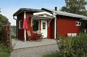  Typisk feriehus med dejlig, kombineret køkken-spisestue, sønær beliggenhed og egen anlægsbro. I annekset er der kun vand om sommeren. ...