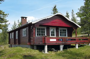 Højbeliggende hus på Sælfjällstangen med fin udsigt over området. Stor terrasse. ...