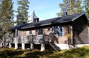  Fint nyistandsat dobbelthus med relativt rolig beliggenhed i fjeldskovområde. Anden del er S46579. 12 km til Sälen. ...