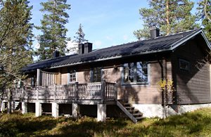 Halvdel af nyistandsat dobbelthus med relativ uforstyrret beliggenhed i område med fjeld og skov. Fiskeri i Sätertjärn eller Närsjön. 12 km til Sälen. ...