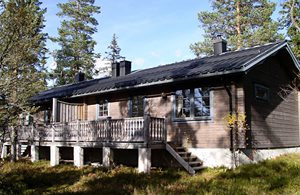  Halvdel af nyistandsat dobbelthus med relativ uforstyrret beliggenhed i område med fjeld og skov. Fiskeri i Sätertjärn eller Närsjön. 12 km til Sälen. ...