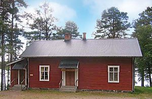  Hus som er en tidligere skole, beliggende blot 25 m fra søen med egen bro og båd. Grillhytte ved søen til herlige grillaftener. ...