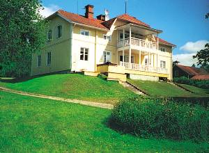 Højtbeliggende i det nordøstlige Dalarna ligger denne smukke herregård i landsbyen Vintjärn. Store arealer for op til tre familier. Veludstyret hus med bl.a. sauna, motionsrum, solarium, bordtenn ...