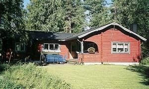 Stilrent møbleret bjælkehus med stor, sydvendt terrasse og 10 m fra fiskerig sø med privat strand og båd med motor. Huset ligger uforstyrret nær vildmarken med bær og svampe. ...