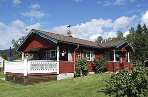  Naturskønt beliggende hus i landsby miljø kun 5 km fra fiske- og bademuligheder i Österdalälven. Brænde inkl. Älvdalen 20 km. Skilift 20 km. ...