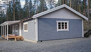 Dejligt, stort feriehus med overdækket terrasse, som ligger på naturgrund 150 m fra Ljusnan med gode fiskeforhold. Bådudlejning i fiskecampen Hedeviken. God badeplads 2 km. ...