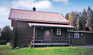 Veludstyret hus, der ligger højt på en gård i en mindre by. Gode fiskeforhold. Östersund ca. 60 km. ...