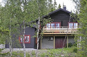  Velholdt og godt udrustet hus tæt på højfjeldet, på sydvendt skråning mod en fjeldby. Baderum med fliser. Ridning, bær, gode fiske- og vandremuligheder. ...