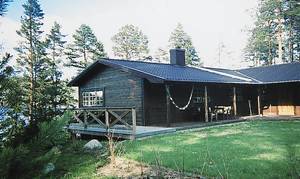 Etplanshus i vinkel, kun 25 m fra Stora Övsjön. Egen lavvandet strand. Privat beliggenhed i storslået natur med mulighed for at fiske og samle bær. ...
