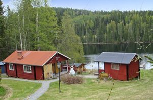 Hyggeligt sydvestvendt hus ved sø. Sauna ved søen. Egen bro. Flisebadeværelse med gulvvarme, spabad. Fiskemuligheder. ...