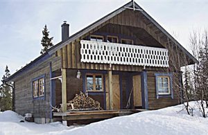 Nyt, veludstyret hus i fjeldmiljø. Stort udbud af aktiviteter, service og naturoplevelser. Nær bær- og svampeområde og godt fiskeri. Ti km preparerede løjper, vandreruter, ridning, scooterudlejn ...