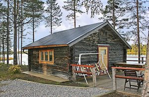  Hyggelig hytte med en dejlig beliggenhed midt i vildmarken. Stor terrasse mod søen. Ingen el. Vand fra egen brønd med håndpumpe. Separat hytte med sauna. ...