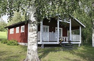  Flot beliggende hytte på en bakke ca. 500 m fra Vindelelven. Smagfuld møblering. Stor, overdækket terrasse. Gode fiskemuligheder. Gode bær- og svampemarkeder. ...