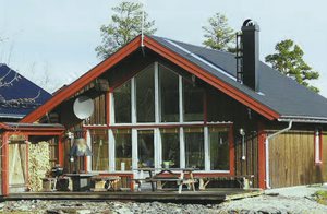 Rummelig og veludstyret hytte ved et bjerg i hjertet af Laplands fjeldverden. Nær et skianlæg, gode jagt- og fiskemuligheder og vildmarken. Kun 300 m til søen Hornavan, Sveriges dybeste sø. ...