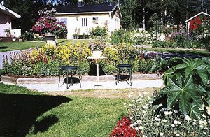 Hyggelig og meget veludstyret hytte ved en stor og smuk have. Midt i Tavelsjöbygden og nær aktivitetsmuligheder året rundt. Ca. 20 km til en elgfarm. Gode vandrestier. ...