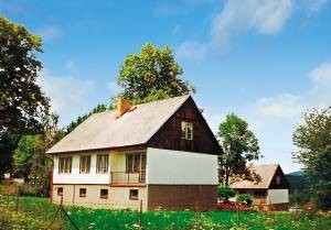 I en lille by ca. 4 km fra den østrigske grænse ligger dette feriehus på en lukket grund. Hvis I er på sommerferie og søger gode bade- og vandsportsmuligheder, så er I kommet til det rigtige st ...