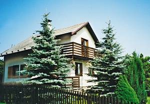 Dette dejlige feriehus ligger på en lukket grund med udendørs pejs i naturparken Novohradske Hory. I nærheden er der også andre feriehuse. Fra altanen på 1. sal og fra haven kan I nyde den skøn ...