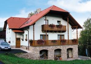  Godt indrettet dobbelthus med egen grund og en lille dam, hvor der kan fiskes - ejeren der bor i den anden halvdel af huset er behjælpelig med råd om fiskning. ...