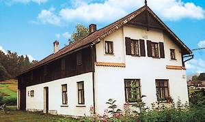 Feriehus med udsigt over bjergene. Langrend lige foran døren, gode skimuligheder i Zacler 3 km derfra. Friluftsbad 20 km. Togforbindelse til byen. Dart. Badebassin. ...