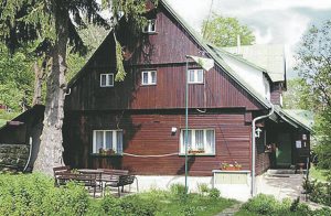 I hjertet af Isergebirge, ca. 6 km fra Harrachov skicentrum, ligger dette store sommerhus. Der er en stejl trappe der fører til soveværelset. Hvert soveværelse har eget bad og WC. På nabogrunden ...
