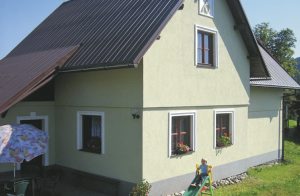  Dette nyopførte hus ligger i en lille bjergby ved foden af Riesengebirge, nær byen Semily. Det bøhmiske paradis med sin smukke natur og sine mange naturstier og smukke slotte, ligger ca.40km væk. ...