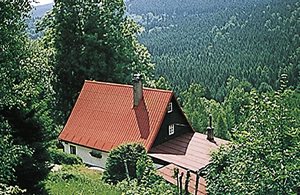 Veludstyret feriehus med en skøn grillplads, bålsted og en herlig udsigt. Badebassin fra 15.06 til 31.08. Langrendsmuligheder. Cykelstier/-udlejning. ...