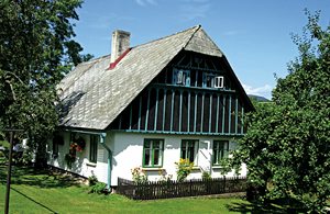 Hyggeligt feriehus på en åben, anlagt grund. I en radius af 17 km ligger skicentrene Spindlermühle, Benecko og Herlikovice. Til det Bøhmiske Paradis er der 30 km. ...