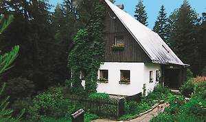 Lille helårshus på åben naturgrund. Ligger på skråning i skovområde i Iserbjergene. Gode muligheder for skiløb. Aquapark 20 km. ...