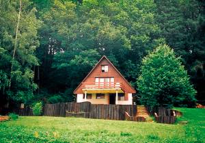 Dette feriehus ligger i en malerisk dal i 427 meters højde. Der er mange flotte søer i dalen, der ligger for foden af det højeste af de Bøhmiske Bjerge, 5 km fra byen Trutnov, som er døren til R ...