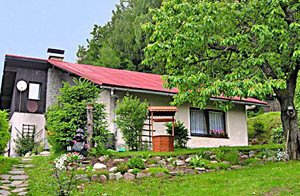 Denne hyggeligt indrettede ferielejlighed med altan ligger på 1. sal i et hus. På grunden er der et soppebassin. I området er der mulighed for at ride. ...