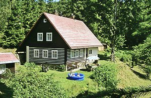  Bjerghus med køkkenniche og have. Det ligger i De Bøhmiske Bjerge. Der er vinterparkering ca. 1 km fra huset. Snekæder er påkrævet. Centralvarme med brænde. ...