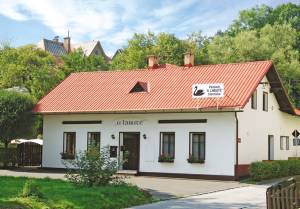 Dette dejligt indrettede feriehus med overdækket og åben terrasse med gasgrill ligger på en anlagt grund med børnelegeplads i nærheden af gode vintersportsmuligheder. Løjper 300 m. Spindlermüh ...