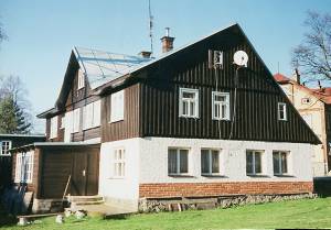 Dette rummelige feriehus ligger på en stor naturgrund i Harrachov sportscentrum. Her er der et stort udbud af fritidstilbud som f.eks. sommerkælkebane, friluftsbad, vandrestier, cykelstier, tennisb ...